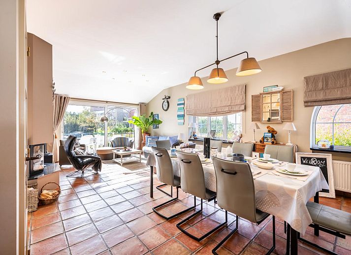 Le Palmier vakantiehuis in Koksijde, West-Vlaanderen met zonnig terras, omgeven door palmbomen en groene tuin, ideaal voor ontspanning.