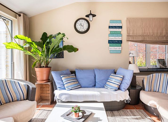 Le Palmier vakantiehuis in Koksijde, West-Vlaanderen met zonnig terras, omgeven door palmbomen en groene tuin, ideaal voor ontspanning.