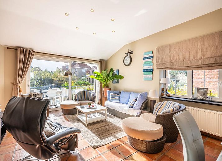 Le Palmier vakantiehuis in Koksijde, West-Vlaanderen met zonnig terras, omgeven door palmbomen en groene tuin, ideaal voor ontspanning.
