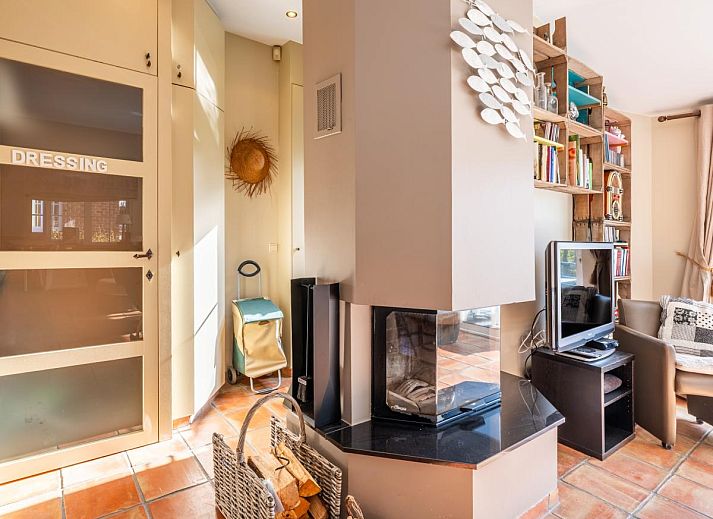 Ruime eetkamer in vakantiehuis Le Palmier in Koksijde, West-Vlaanderen, met uitzicht op tuin en comfortabele inrichting.