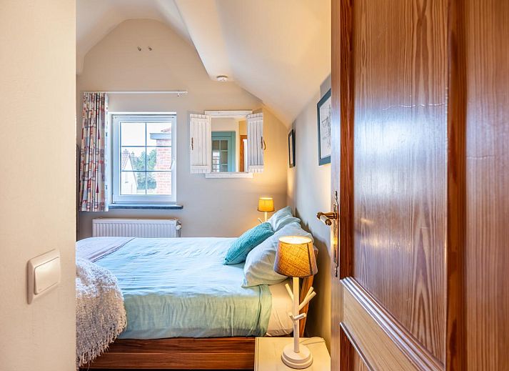 Ruime eetkamer in vakantiehuis Le Palmier in Koksijde, West-Vlaanderen, met uitzicht op tuin en comfortabele inrichting.