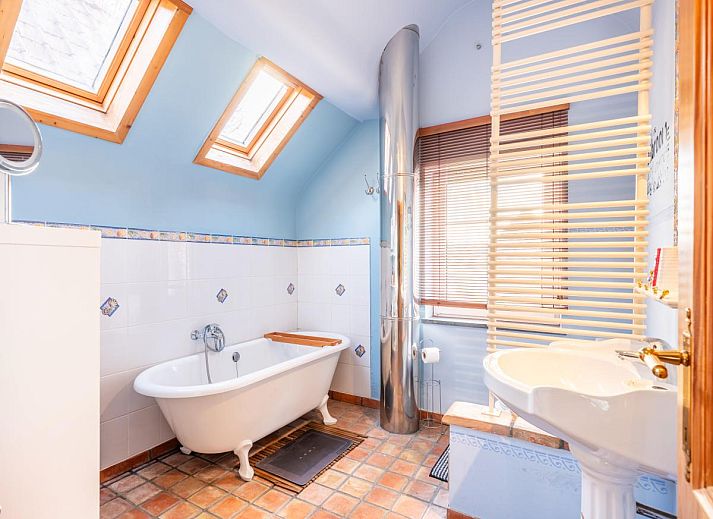 Gezellige woonkamer van vakantiehuis Le Palmier in Koksijde, West-Vlaanderen, met eethoek en uitzicht op de tuin.