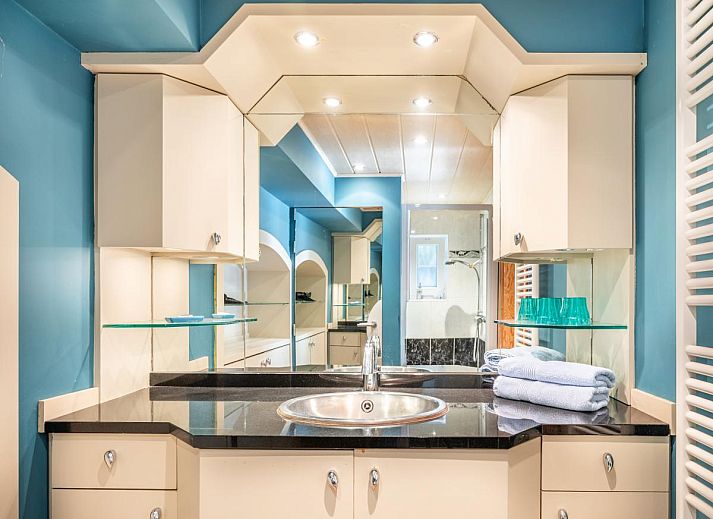 Gezellige woonkamer in vakantiehuis Le Palmier in Koksijde, West-Vlaanderen, met comfortabele zithoek en veel natuurlijk licht.