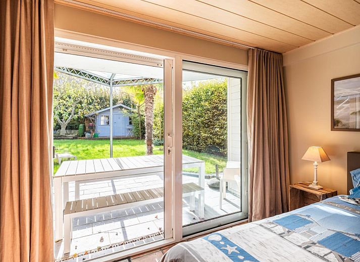 Gezellige woonkamer in vakantiehuis Le Palmier in Koksijde, West-Vlaanderen, met comfortabele zithoek en veel natuurlijk licht.