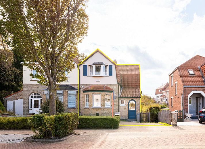 Gezellige woonkamer van vakantiehuis Le Palmier in Koksijde, West-Vlaanderen, met zonovergoten terras en moderne inrichting.