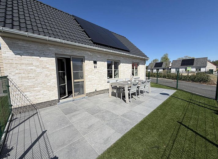 Geniet van het zonnige terras van vakantiehuis Westhinder II H23 in Koksijde, West-Vlaanderen, met moderne voorzieningen en ruime buitenruimte.