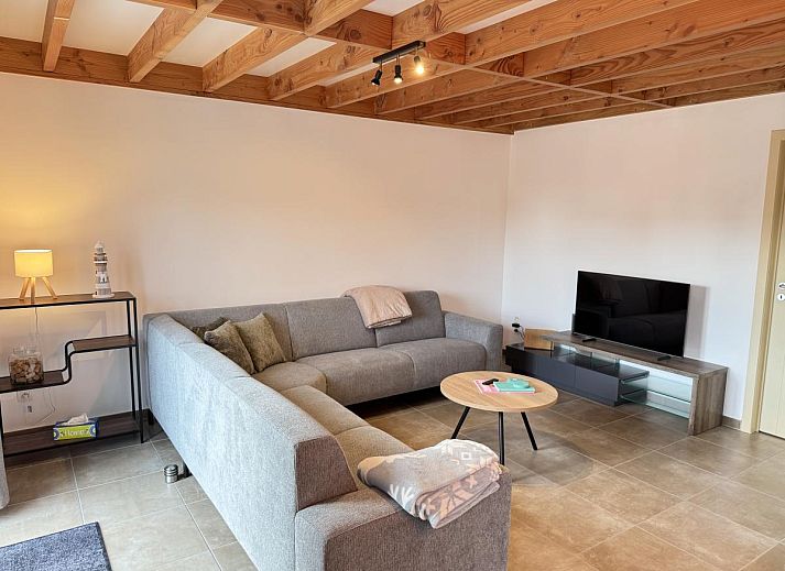 Geniet van het zonnige terras van vakantiehuis Westhinder II H23 in Koksijde, West-Vlaanderen, met moderne voorzieningen en ruime buitenruimte.