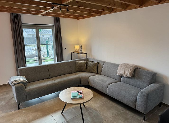 Geniet van het zonnige terras van vakantiehuis Westhinder II H23 in Koksijde, West-Vlaanderen, met moderne voorzieningen en ruime buitenruimte.