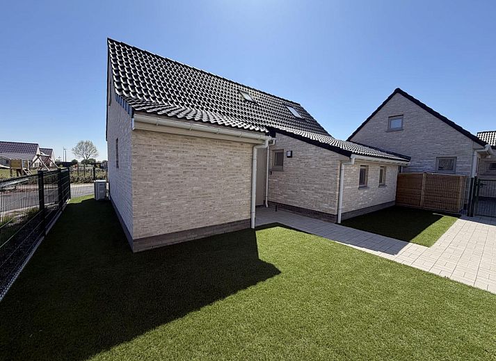 Geniet van het zonnige terras van vakantiehuis Westhinder II H23 in Koksijde, West-Vlaanderen, met moderne voorzieningen en ruime buitenruimte.
