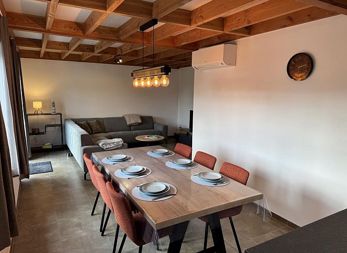 Gezellige eetkamer en keuken in vakantiehuis Westhinder II H23, Koksijde, West-Vlaanderen, met moderne inrichting en uitzicht op de tuin.