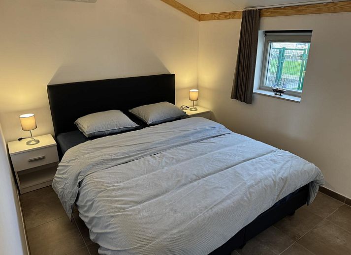 Gezellige woonkamer van vakantiehuis Westhinder II H23 in Koksijde, West-Vlaanderen, met comfortabele zithoek en moderne inrichting.