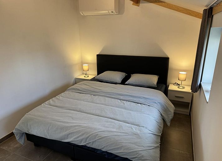 Gezellige woonkamer van vakantiehuis Westhinder II H23 in Koksijde, West-Vlaanderen, met comfortabele zithoek en moderne inrichting.