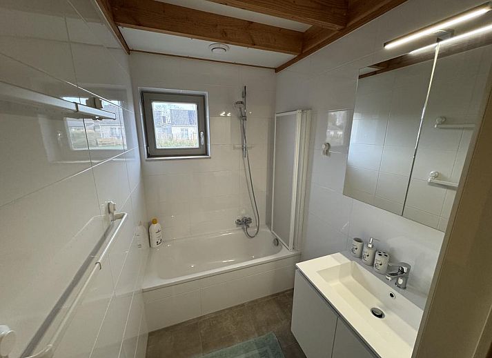 Gezellige woonkamer van vakantiehuis Westhinder II H23 in Koksijde, West-Vlaanderen, met comfortabele zithoek en moderne inrichting.