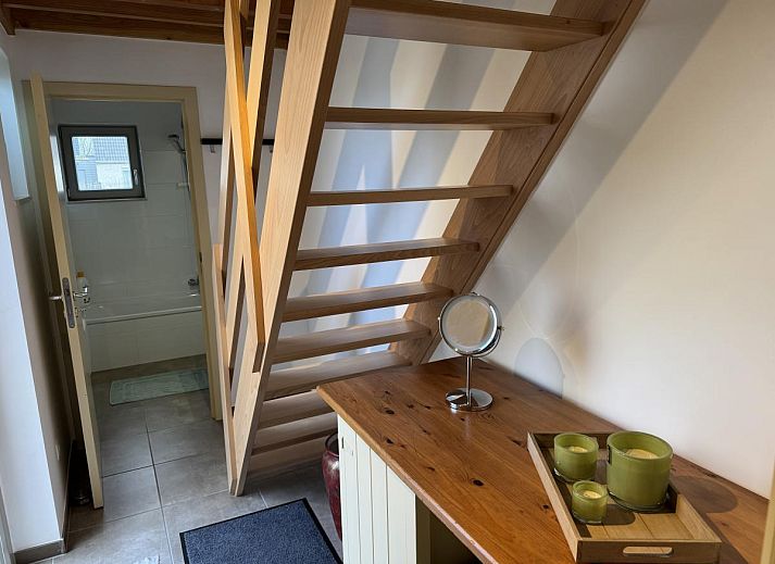 Gezellige woonkamer van vakantiehuis Westhinder II H23 in Koksijde, West-Vlaanderen, met comfortabele zithoek en moderne inrichting.