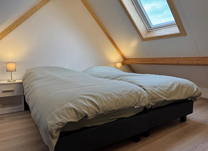 Gezellige woonkamer in vakantiehuis Westhinder II H23, Koksijde, met comfortabele zithoek en moderne inrichting.