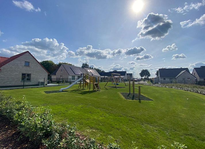 Gezellige woonkamer in vakantiehuis Westhinder II H23, Koksijde, met comfortabele zithoek en moderne inrichting.
