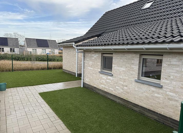 Stijlvolle eetkamer in vakantiehuis Westhinder II H23, Koksijde, West-Vlaanderen met moderne keuken en houten plafond.