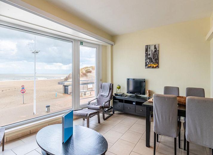 Binnenruimte van vakantiehuis Vitelli in Koksijde, West-Vlaanderen met uitzicht op het strand en de zee.