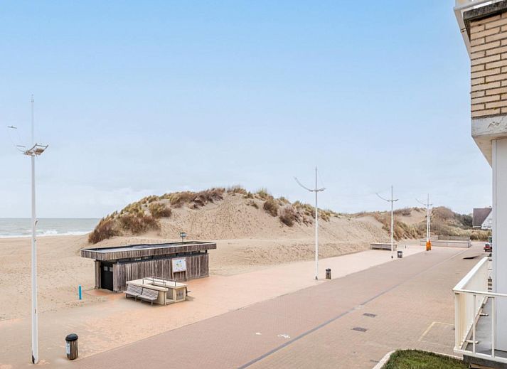 Binnenruimte van vakantiehuis Vitelli in Koksijde, West-Vlaanderen met uitzicht op het strand en de zee.
