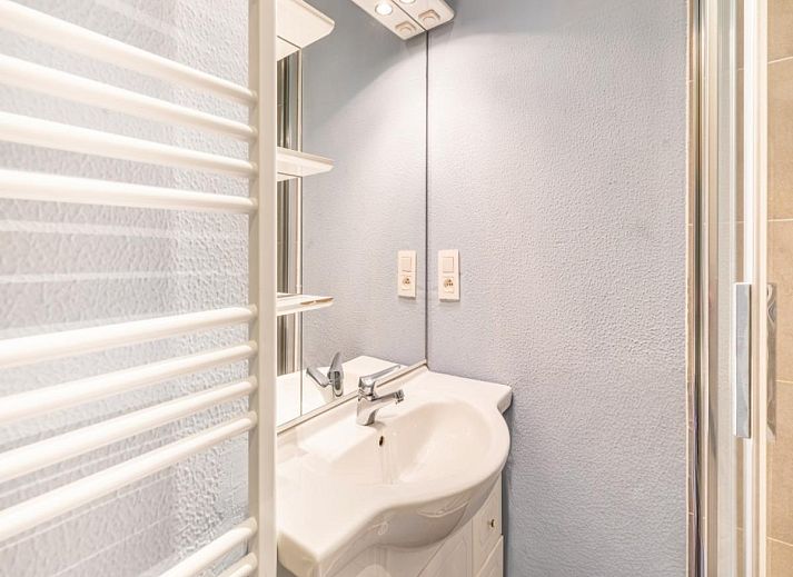 Gezellige eetruimte in vakantiehuis Vitelli, Koksijde, West-Vlaanderen met moderne keuken en comfortabele zithoek.