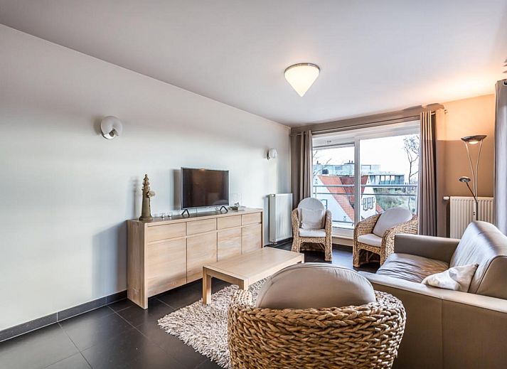 Ruime eetkamer van Le Penthouse in Koksijde, West-Vlaanderen met uitzicht op het terras en moderne inrichting.