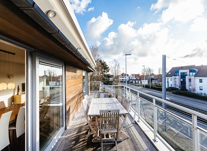 Ruime eetkamer van Le Penthouse in Koksijde, West-Vlaanderen met uitzicht op het terras en moderne inrichting.