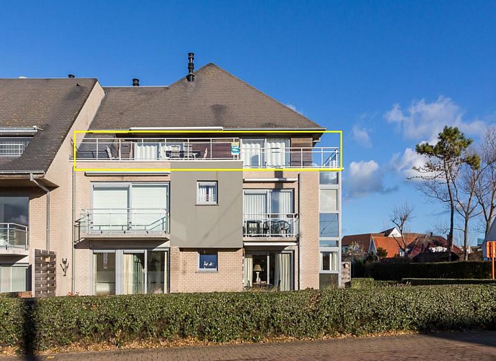 Stijlvolle woonkamer van Le Penthouse vakantiehuis in Koksijde, West-Vlaanderen, met comfortabele zithoek en uitzicht op de omgeving.