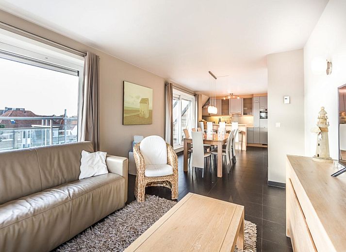 Stijlvolle woonkamer van Le Penthouse vakantiehuis in Koksijde, West-Vlaanderen, met comfortabele zithoek en uitzicht op de omgeving.