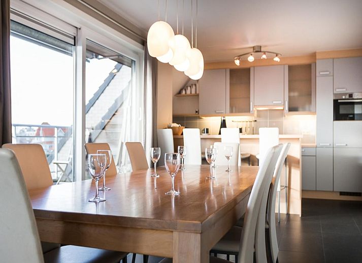 Stijlvolle woonkamer van Le Penthouse vakantiehuis in Koksijde, West-Vlaanderen, met comfortabele zithoek en uitzicht op de omgeving.