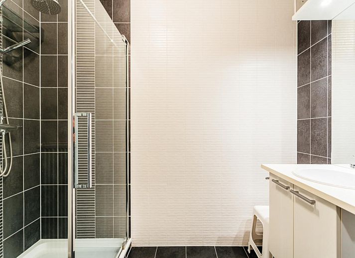 Geniet van het zonnige terras bij Le Penthouse, een luxe vakantiehuis in Koksijde, West-Vlaanderen, met prachtig uitzicht op de omgeving.