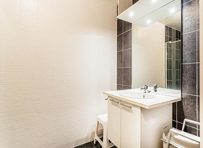 Geniet van het zonnige terras bij Le Penthouse, een luxe vakantiehuis in Koksijde, West-Vlaanderen, met prachtig uitzicht op de omgeving.