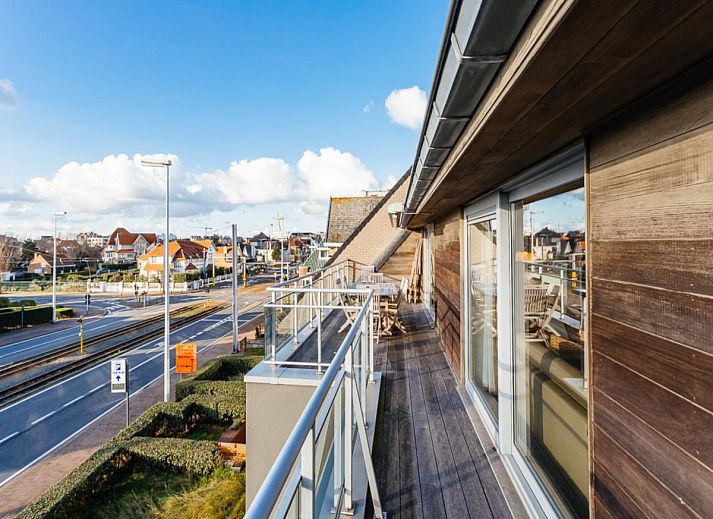 Moderne keuken in Le Penthouse vakantiehuis, Koksijde, West-Vlaanderen met uitzicht op terras en stad.