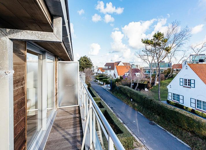 Moderne keuken in Le Penthouse vakantiehuis, Koksijde, West-Vlaanderen met uitzicht op terras en stad.