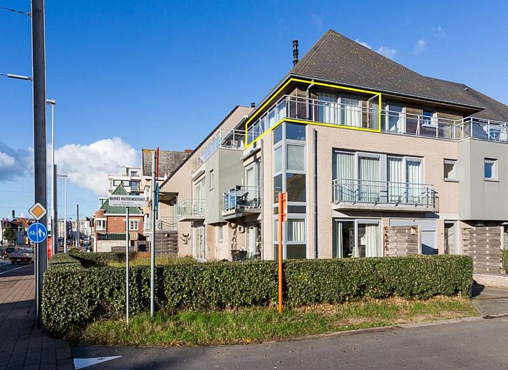 Moderne keuken in Le Penthouse vakantiehuis, Koksijde, West-Vlaanderen met uitzicht op terras en stad.