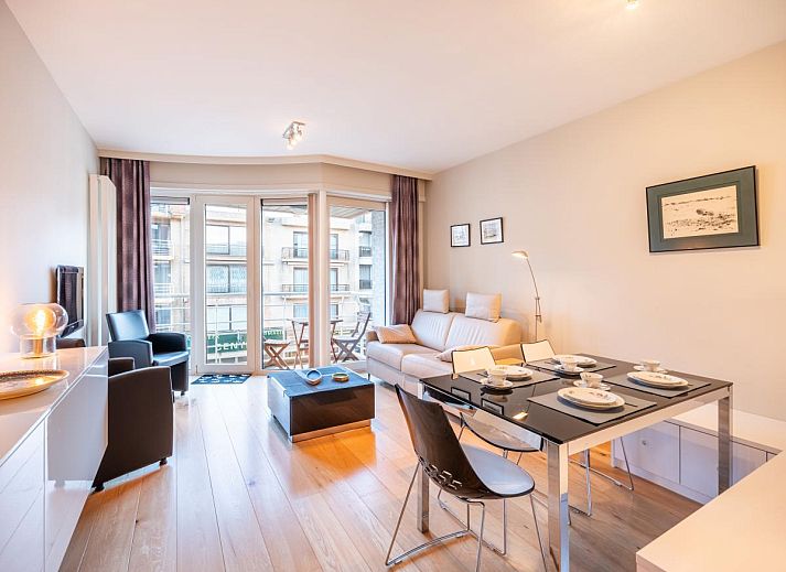 Lysa, das zweite Ferienhaus in Koksijde, Westflandern, mit modernem Wohnzimmer und Balkon fuer einen entspannten Aufenthalt am Meer.