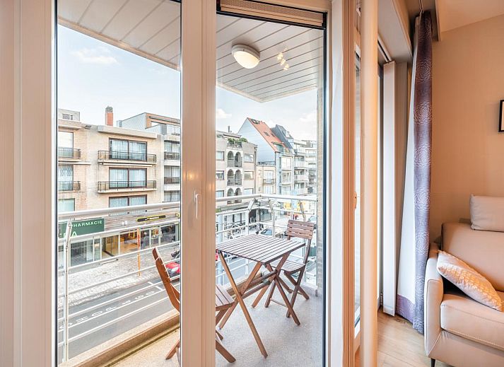 Lysa, das zweite Ferienhaus in Koksijde, Westflandern, mit modernem Wohnzimmer und Balkon fuer einen entspannten Aufenthalt am Meer.