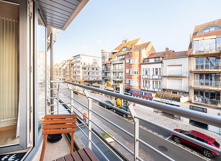 Lysa, das zweite Ferienhaus in Koksijde, Westflandern, mit modernem Wohnzimmer und Balkon fuer einen entspannten Aufenthalt am Meer.