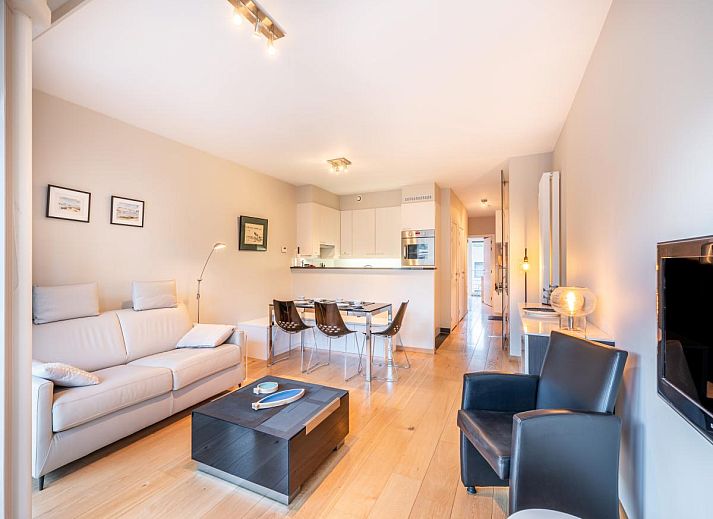 Lysa, das zweite Ferienhaus in Koksijde, Westflandern, mit modernem Wohnzimmer und Balkon fuer einen entspannten Aufenthalt am Meer.