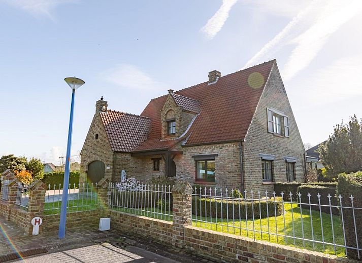 Gemuetliches Wohnzimmer in der Villa Florentine, einem Ferienhaus in Oostduinkerke, Westflandern, mit Holzbalken und bequemer Sitzecke.