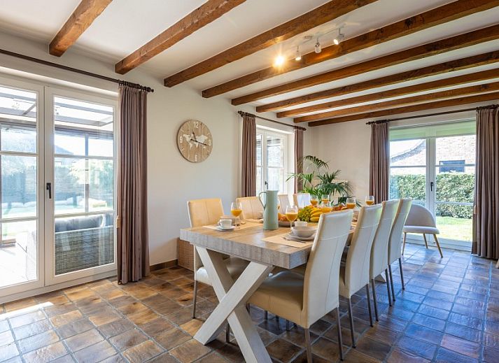 Gemuetliches Wohnzimmer in der Villa Florentine, einem Ferienhaus in Oostduinkerke, Westflandern, mit Holzbalken und bequemer Sitzecke.