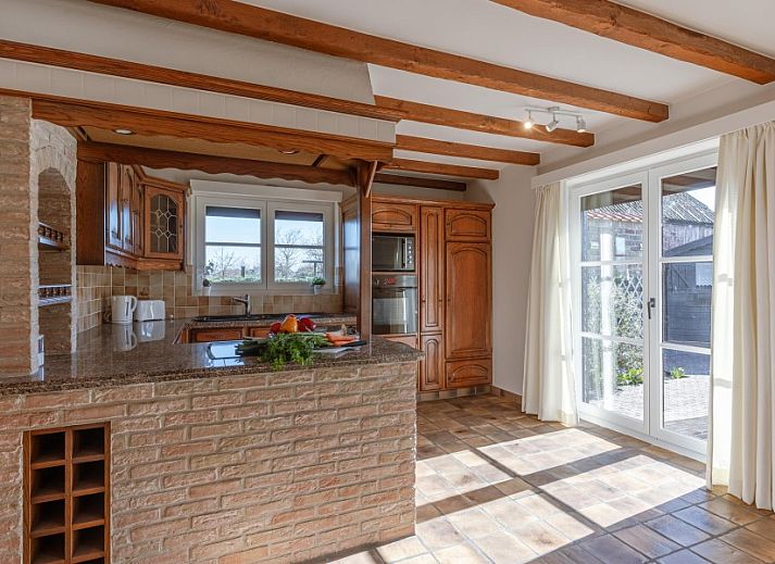 Aussenansicht der Villa Florentine, eines charmanten Ferienhauses in Oostduinkerke, Westflandern, mit traditioneller Backsteinfassade und Garten.