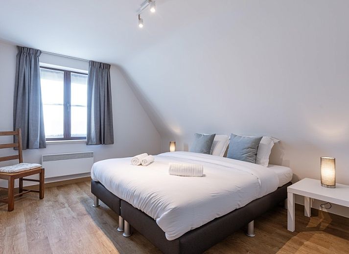 Aussenansicht der Villa Florentine, eines charmanten Ferienhauses in Oostduinkerke, Westflandern, mit traditioneller Backsteinfassade und Garten.