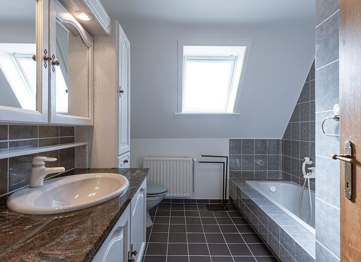 Aussenansicht der Villa Florentine, eines charmanten Ferienhauses in Oostduinkerke, Westflandern, mit traditioneller Backsteinfassade und Garten.