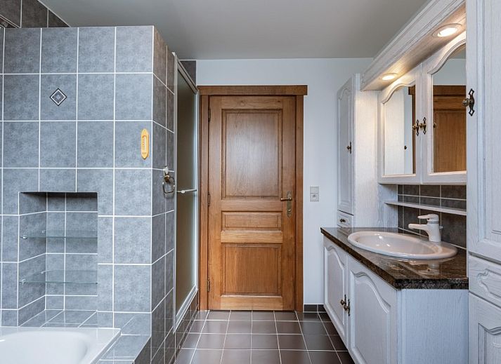 Aussenansicht der Villa Florentine, eines charmanten Ferienhauses in Oostduinkerke, Westflandern, mit traditioneller Backsteinfassade und Garten.