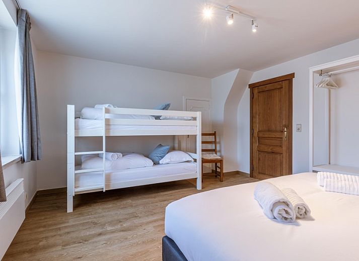 Aussenansicht der Villa Florentine, eines charmanten Ferienhauses in Oostduinkerke, Westflandern, mit traditioneller Backsteinfassade und Garten.