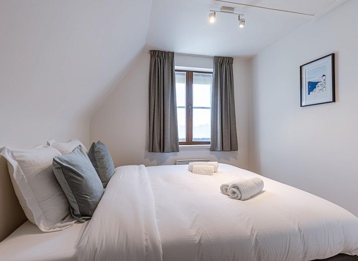 Geraeumiger Wohnraum in der Villa Florentine, Oostduinkerke, mit offenem Esszimmer und Wohnzimmer, ideal fuer ein Ferienhaus in Westflandern.