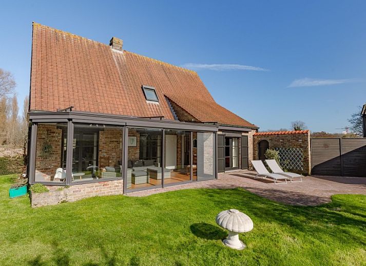 Geraeumiger Wohnraum in der Villa Florentine, Oostduinkerke, mit offenem Esszimmer und Wohnzimmer, ideal fuer ein Ferienhaus in Westflandern.