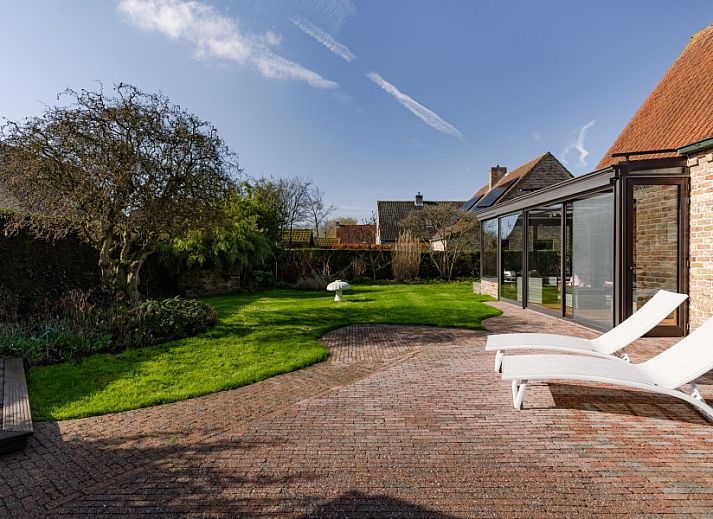 Helles Esszimmer in der Villa Florentine, einem Ferienhaus in Oostduinkerke, Westflandern, mit grossem Tisch und Gartenblick.