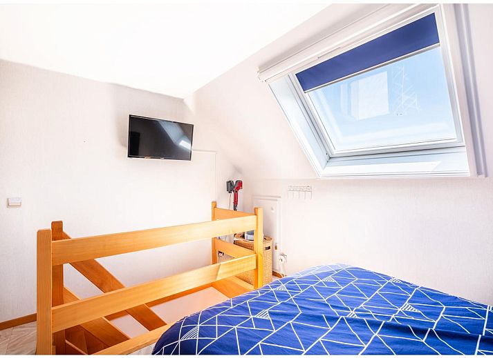 Lichte woonkamer van Ardoise des dunes vakantiehuis in Koksijde, met uitzicht op groen vanaf het balkon, West-Vlaanderen, Belgie.