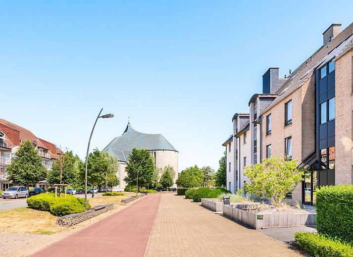 Moderne keuken en gezellige zithoek in vakantiehuis Ardoise des dunes, Koksijde, West-Vlaanderen, Belgie voor een comfortabel verblijf.